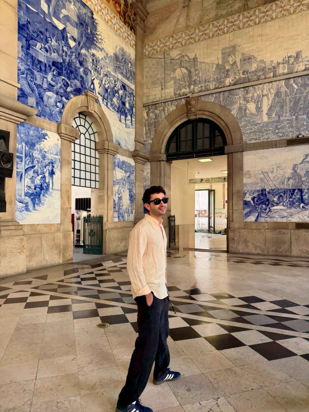 Exploring São Bento station, Porto
